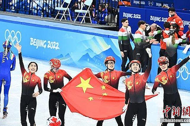里奥阿维与艾维斯的精彩对决揭示足球战术与团队合作的魅力